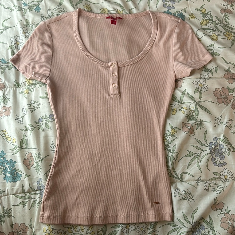 Light pink top GUESS button top super cute